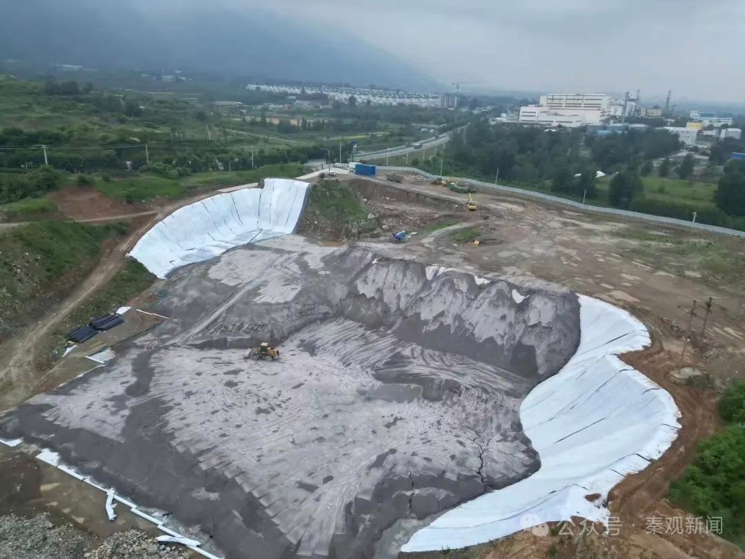 陕西华州百亩废弃采石坑被倾倒磷石膏 村民担忧污染威胁水土(图1)