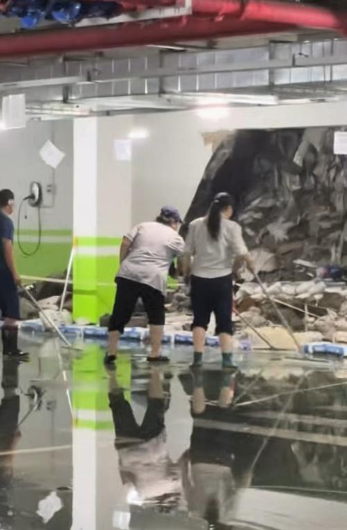 沈阳荣盛小区地下车库墙体暴雨中坍塌 露出大量生活垃圾引疑(图1)