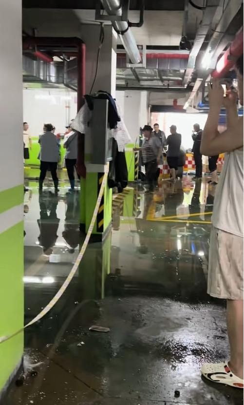 沈阳荣盛小区地下车库墙体暴雨中坍塌 露出大量生活垃圾引疑(图2)